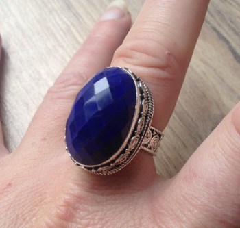 Zilveren ring facet Lapis Lazuli in bewerkte setting maat 18 mm